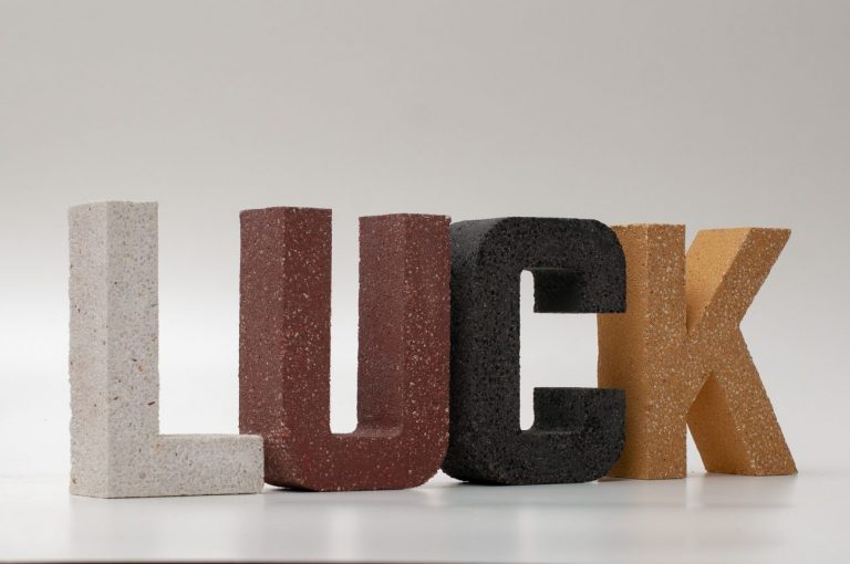 letras de hormigón a medida de difernetes colores, hormigón tintadon en masa LUCK 01