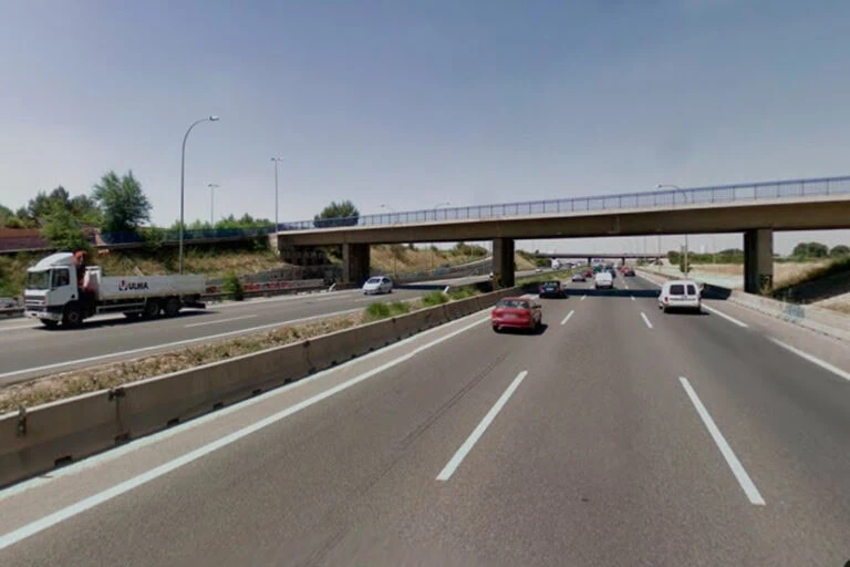 Pasarela peatonal sobre la A-2 que da acceso a Parque Corredor en Torrejón de Ardoz, que cierra por obras