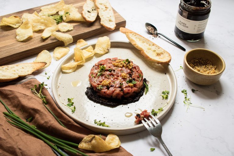 Tartare de boeuf à l'ail noir