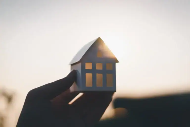 Casa en mano simbolizando la planificación de herencias y la organización de una empresa familiar inmobiliaria mediante sociedad patrimonial