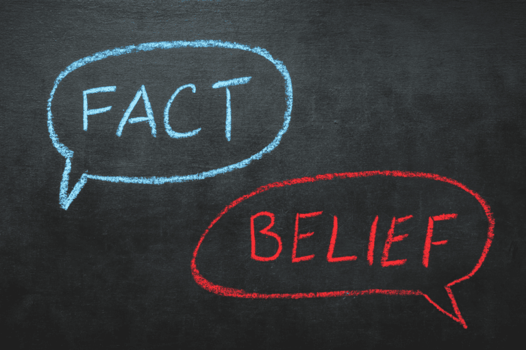 Obrazek przedstawiający dwie chmurki namalowane kredą na tablicy, jedna z napisem "Fakt", druga "Przekonanie" odnosi się do pracy nad zniekształceniami poznawczymi w terapii CBT