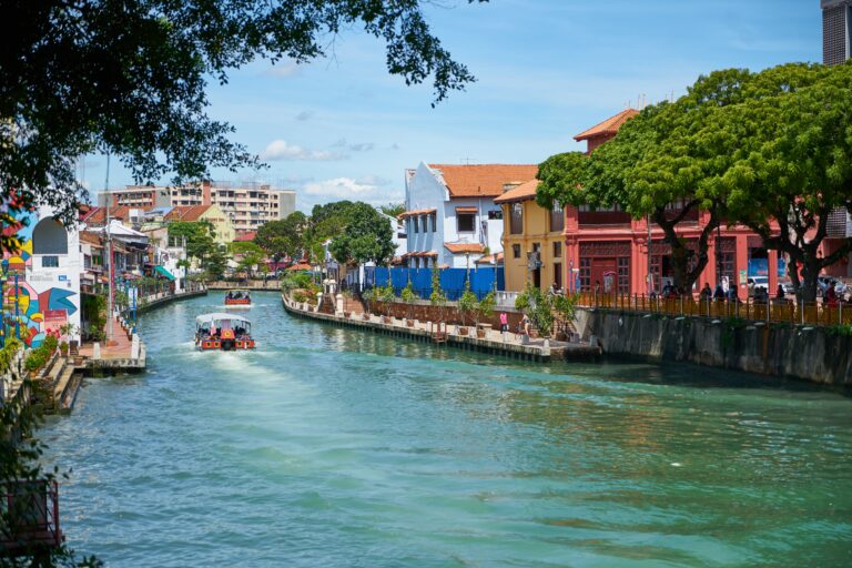 24 Hours in Malacca: A Day of Food, History, and Hidden Gems 1 Scenic view of Malacca River with colorful buildings and boats, showcasing the vibrant atmosphere of this historic Malaysian waterway.