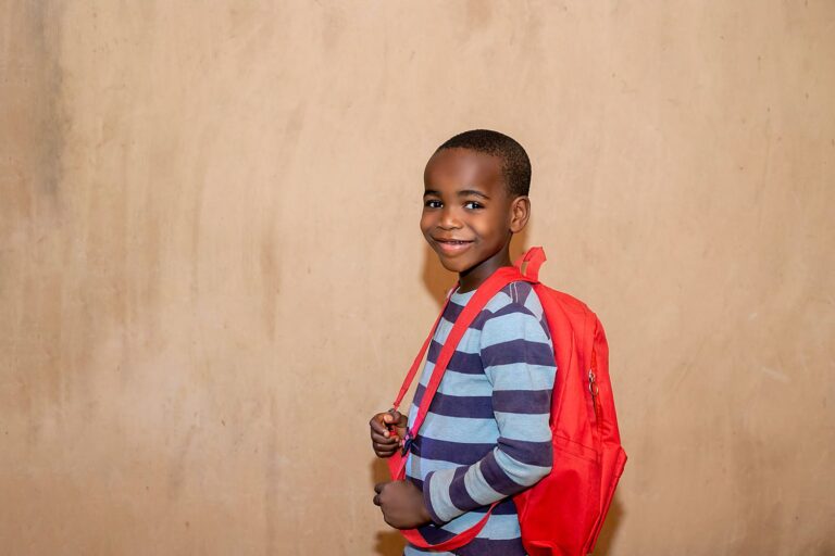 Un écolier avec son cartable rouge, à Dakar