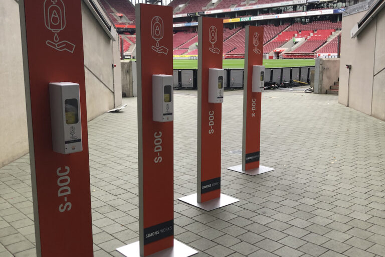 S-DOC Desinfektionssäule mit kontaktloser Handdesinfektion Simons Works beim DFB UEFA Fussball Stadion Rhein Energie