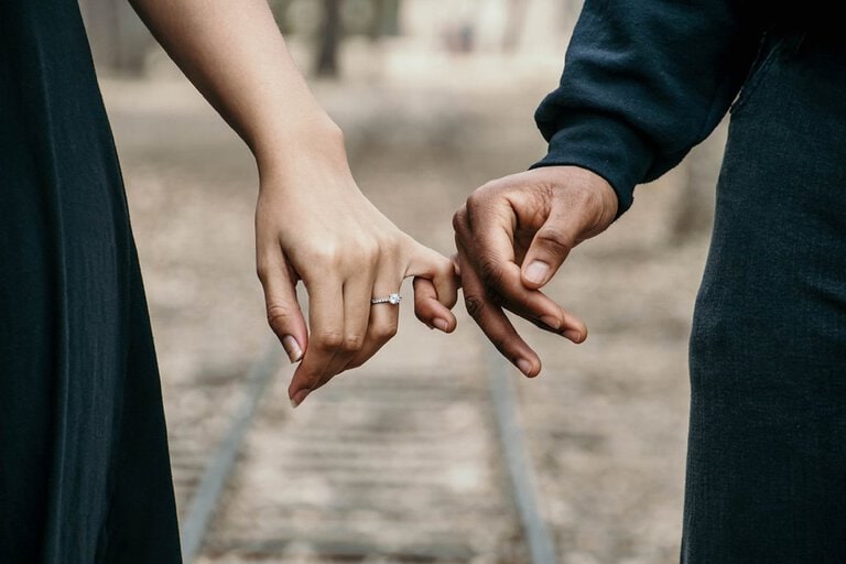 Read more about the article Top 4 Reasons to Get Engaged in December: Book a Stay!