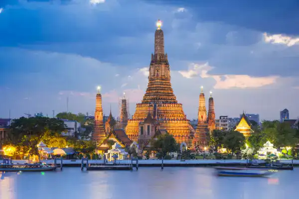 Temple of Dawn (Wat Arun) at sunset along the Chao Phraya River – Discover the Magic of Thailand