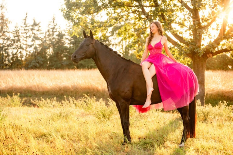 Frau sitzend auf Pferd und posiert