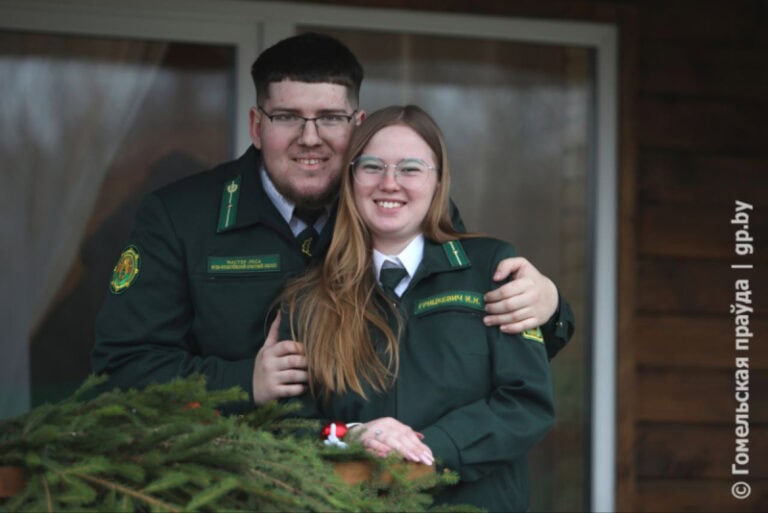 Ключи от арендного дома вручили молодым специалистам Буда-Кошелевского опытного лесхоза