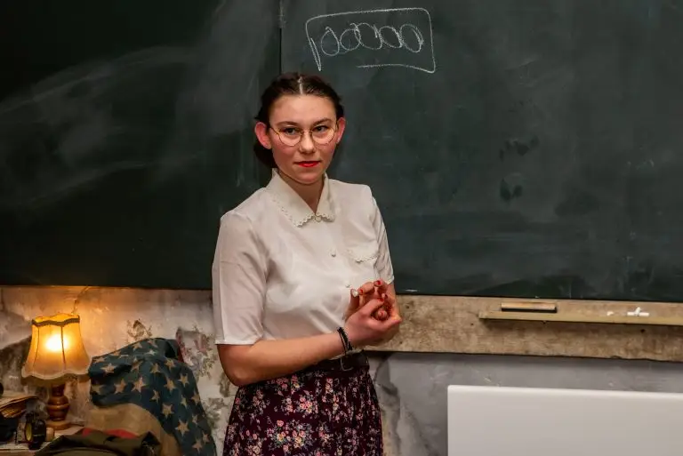 Personne devant un tableau et des objets d'époques