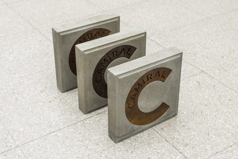 Panots nde hormigón con chapa de corten nincrustada, para CAMIRAL