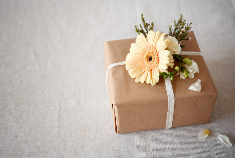 Read more about the article 4 New and Innovative Wedding Gift Ideas for 2025 Couples