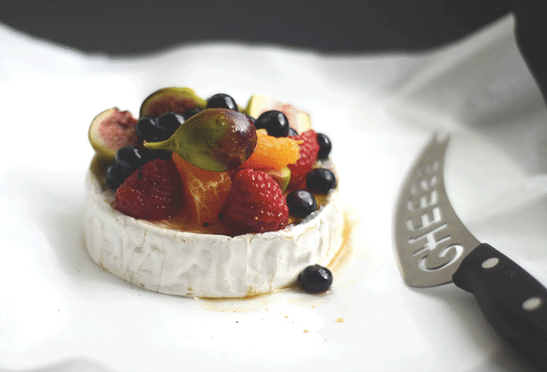 Baked brie recipe with fruits