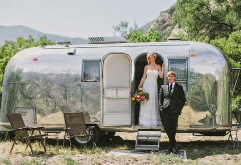 Read more about the article Anticipating Love: Embracing 2024 Wedding Trends at White Fence Farm