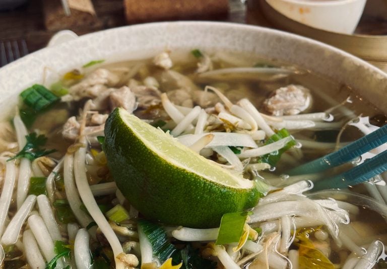 Soupe tonkinoise au bouillon asiatique et purée d’ail noir