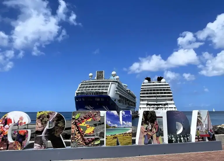 Größenvergleich Kreuzfahrt Karibik, TUI Marella und Seabourn Ovation in Grenada