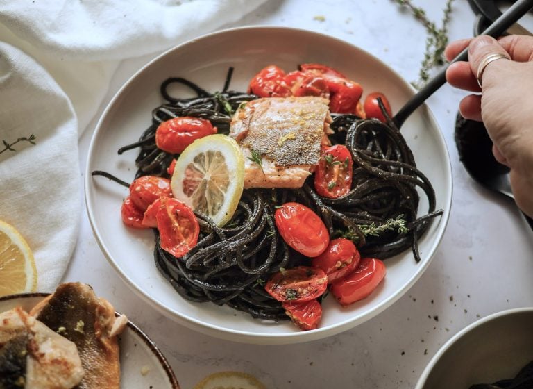 Pâtes aux tomates grillées et omble chevalier à l’ail noir