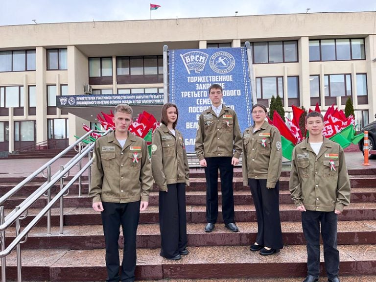 В Минске в доме культуры МАЗа проходит торжественное республиканское закрытие третьего трудового семестра 2025