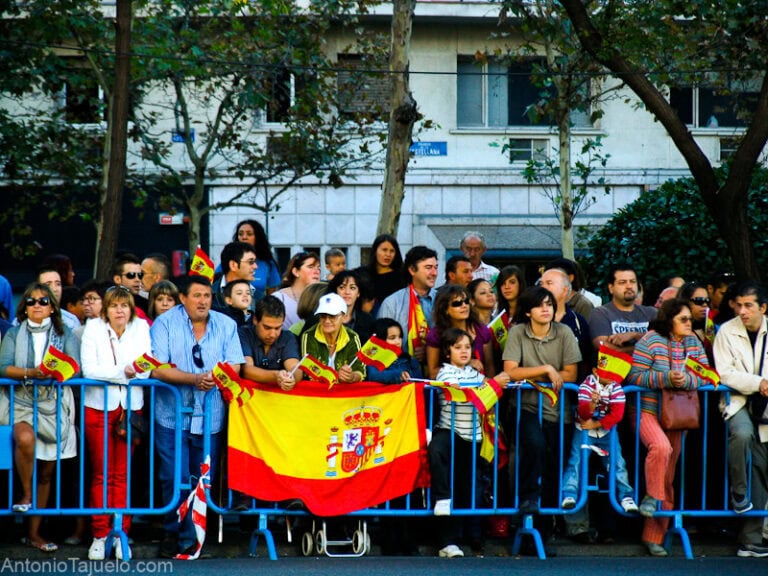 Público con banderas de España en el desfile del 12 de octubre en Madrid