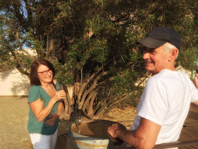 Brigitte und Wolf bei einer Weinprobe in einer wunderschönen Umgebung; Brigitte et Wolf lors d'une dégustation de vin dans un cadre magnifique