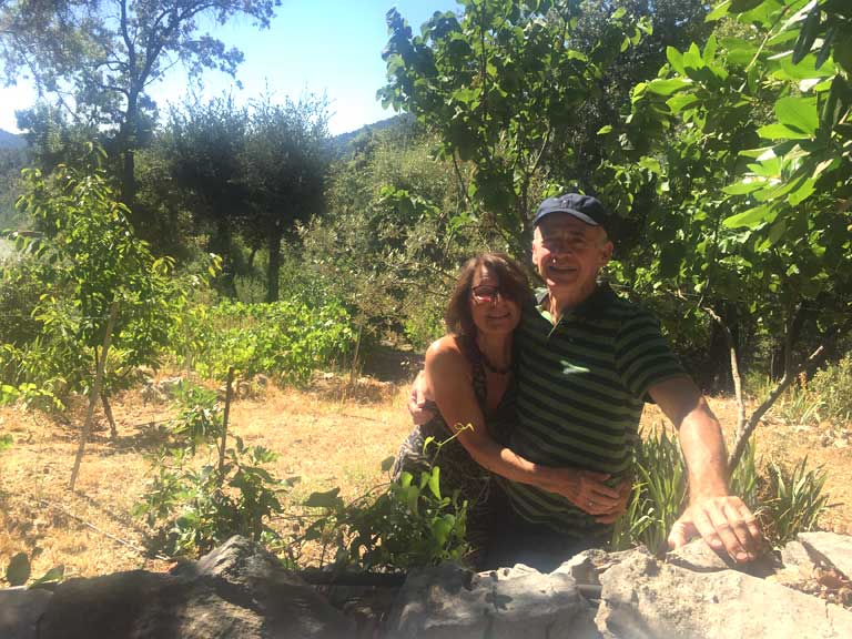 Brigitte und Wolf im Garten zwischen Obstbäumen; Brigitte et Wolf dans le jardin entre les arbres des fruitiers