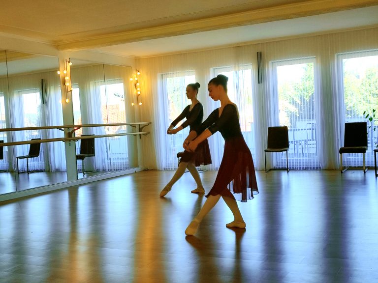 tanzakademie frauen-tanzend-tanzraum-spiegel-ballet