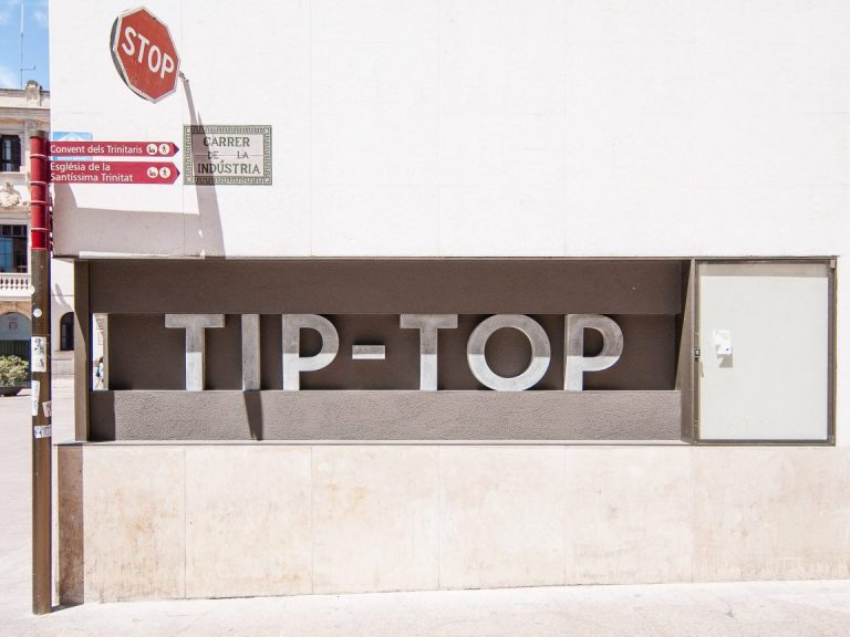 letras de hormigón para el Bar Tip Top en Vilafranca del Penedés