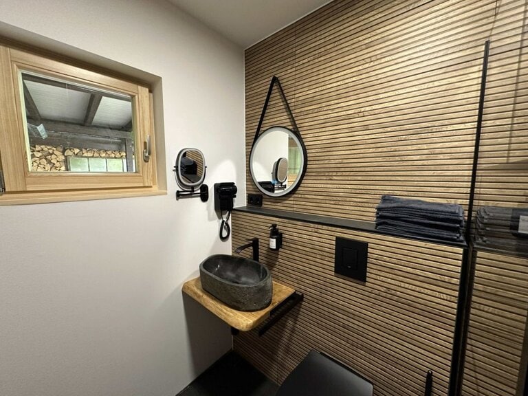 Retreat Kastanienhof Erfurt Jurte klein Bad 1 scaled 1