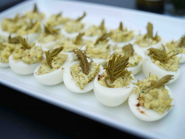 Oeufs mimosa forestiers à la pousse d'épinette_La terre du 9_Bouchée
