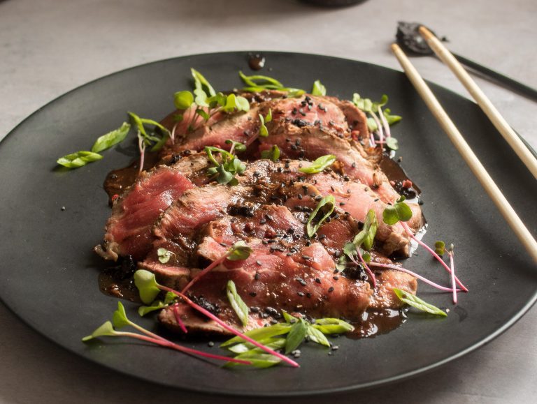 Tataki de boeuf à l'ail noir