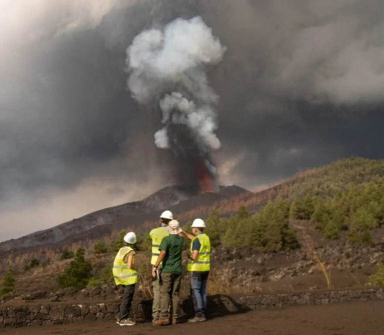 Volar drones la isla de La Palma. - volar un dron sobre un volcán