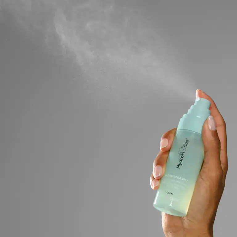 HydroPeptide HydraFlora mist wordt op de huid gesproeid