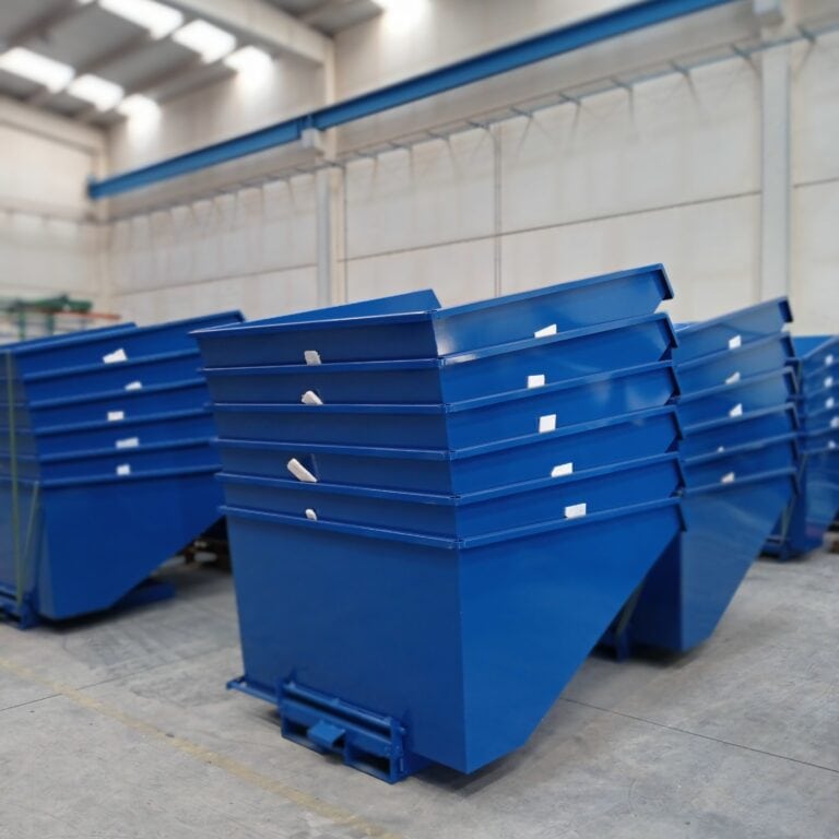 Tolvas y contenedores industriales metálicos pintados en azul
