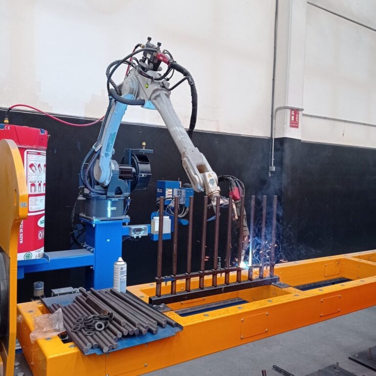 Robot de soldadura trabajando sobre un conjunto metálico