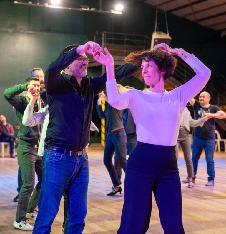 Deux élèves dansent la salsa lors d’un cours à l’école de danse Harold Paturet
