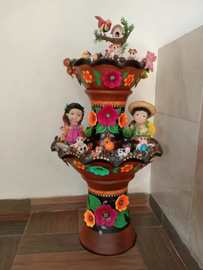 Fuente de barro decorada