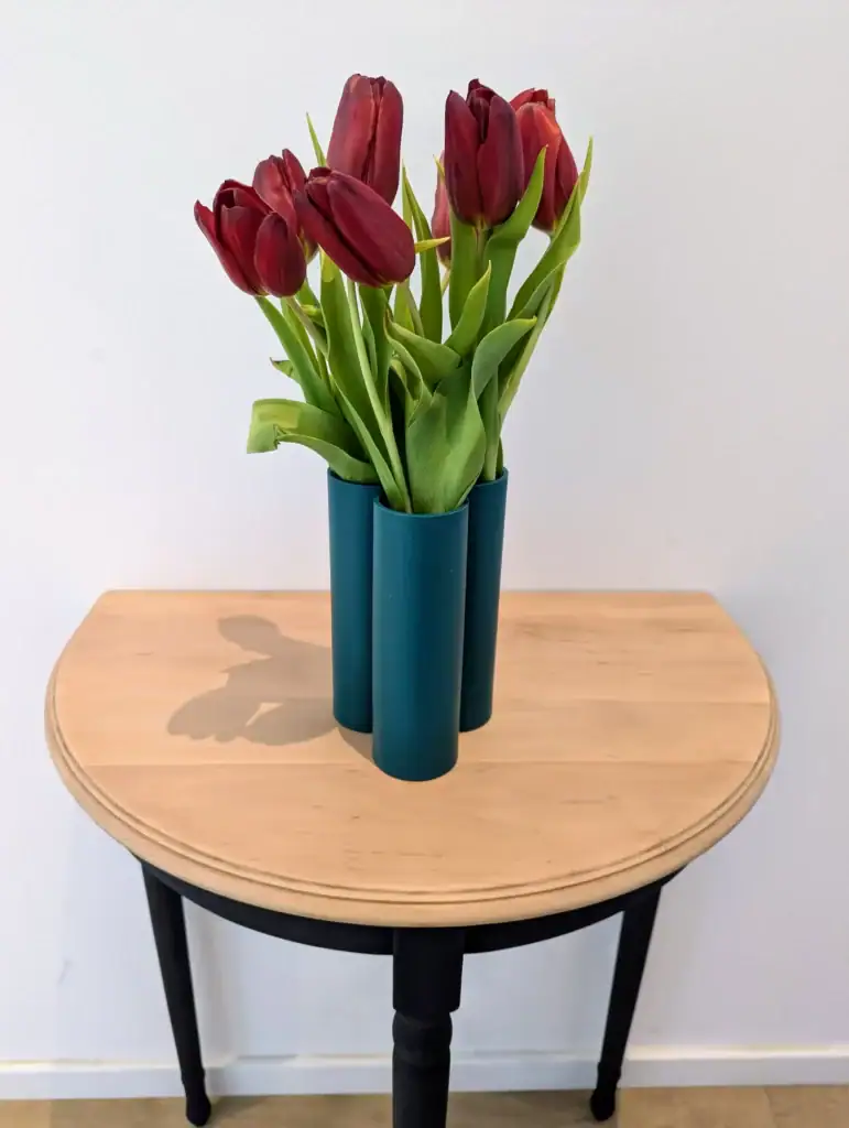 Vase vintage design utilisé avec des fleurs, élément décoratif contemporain