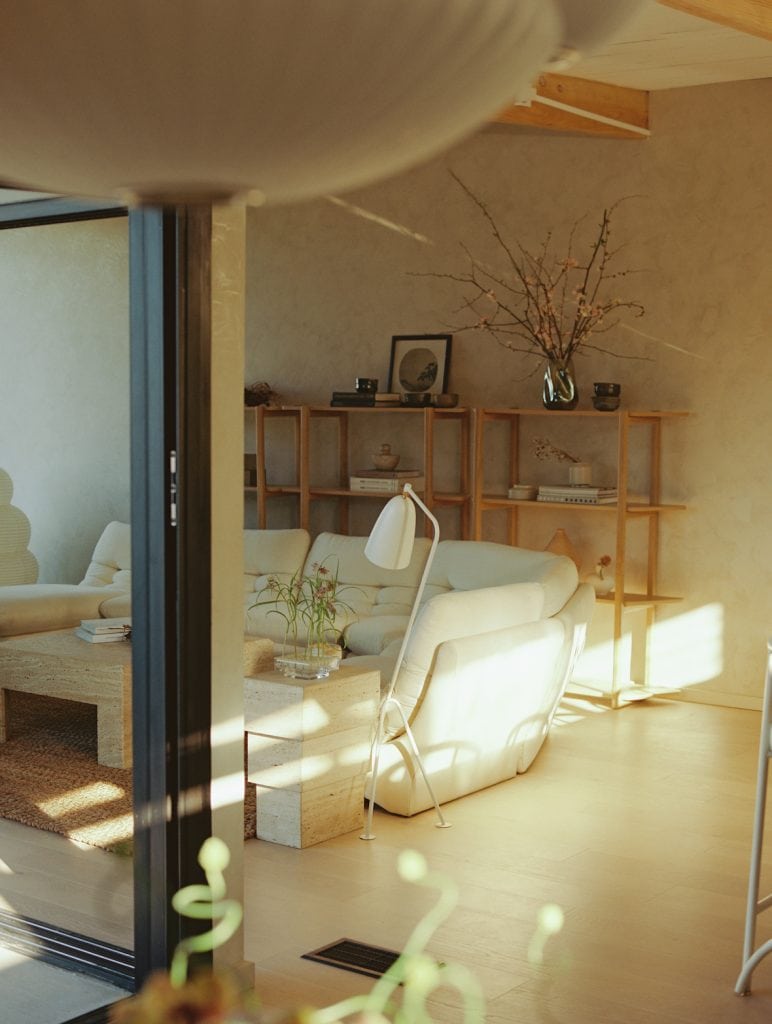 7-3-772x1024 7-3-772x1024 a mid-century modern los angeles home inspired by japanese ryokans A Mid-Century Modern Los Angeles Home Inspired by Japanese Ryokans 7 3 772x1024