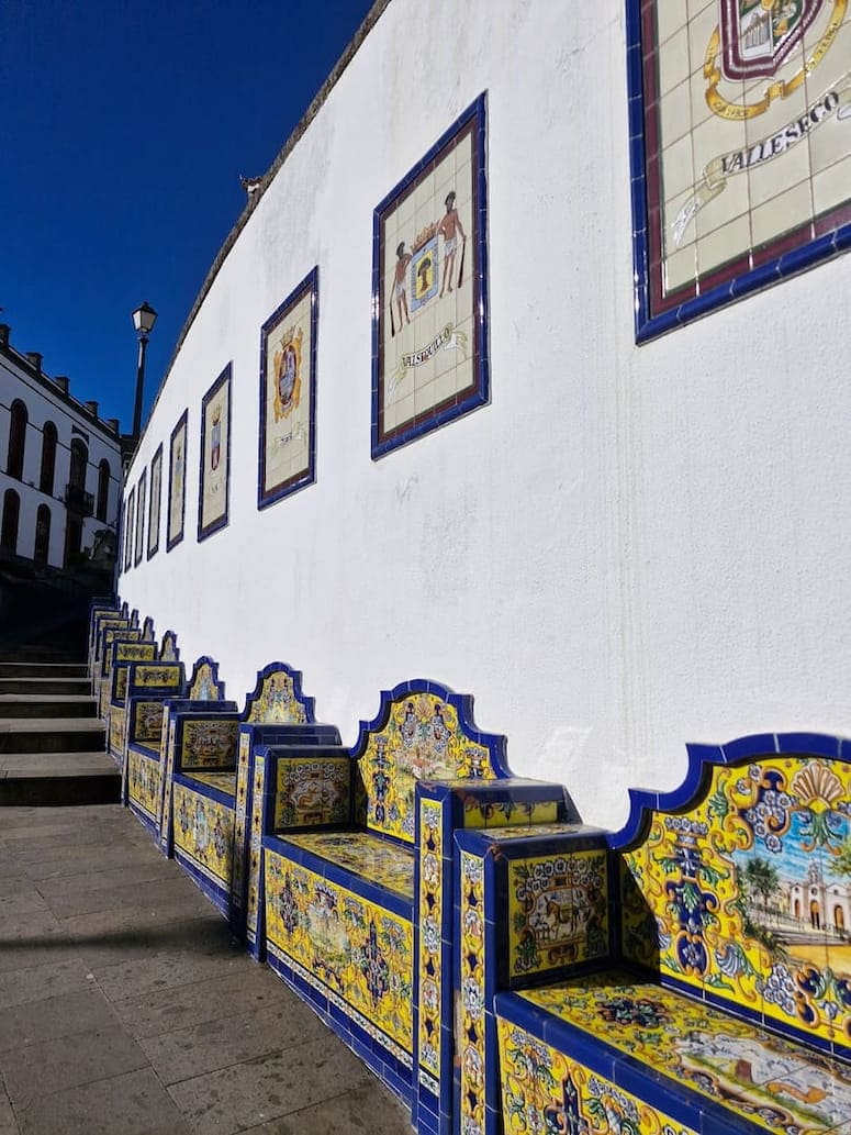 Keramischen Bänke in Firgas