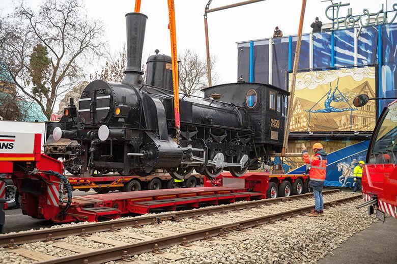 136 éves gőzmozdony a Fővárosi Nagycirkusz bejárata előtt