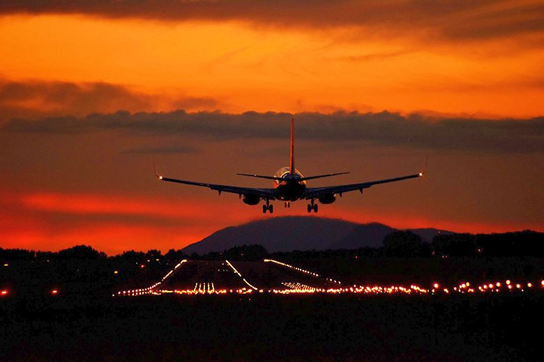 Repülőgép leszállása alkonyatkor