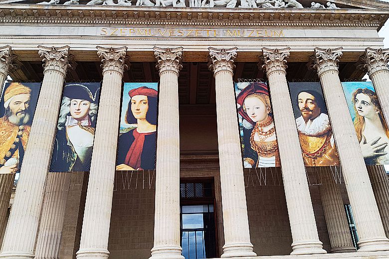 Szépművészeti Múzeum bejárata portréfestményekkel