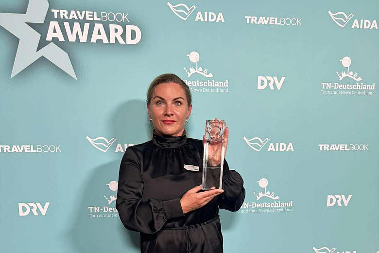 Lucia Blašková, a Magas-Tátra Regionális Turisztikai Szervezet igazgatója a TRAVELBOOK Award 2025 díjjal
