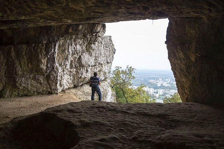 Panorámás kilátás a Szelim-barlang bejáratából Tatabányára