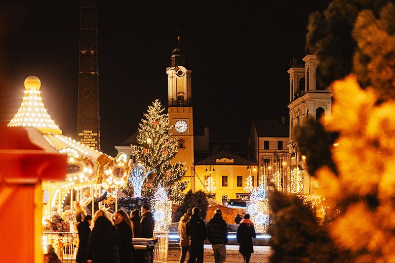 Karácsonyi hangulatú tér Besztercebányán az adventi időszakban.
