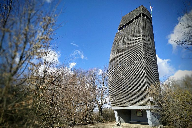 A Csergezán Pál-kilátótorony, amely építmény a Nagy-Kopasz-hegyen, a Budai-hegység legmagasabb pontján található.