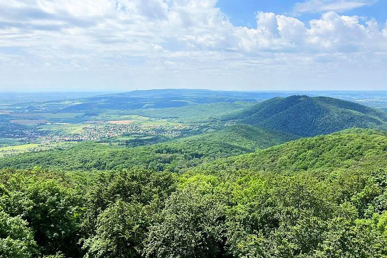 Panoráma látkép Hosszúhetény, a Zengő és Pécsvárad térségével a Mecsekben