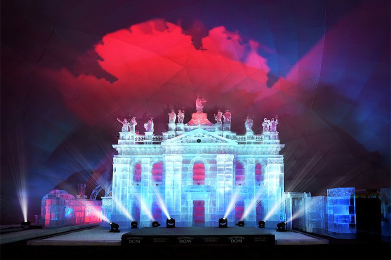 Tátrai jégdóm 2025 - a Lateráni Szent János-bazilika jégből faragott utánzata fényinstallációval Tarajkán