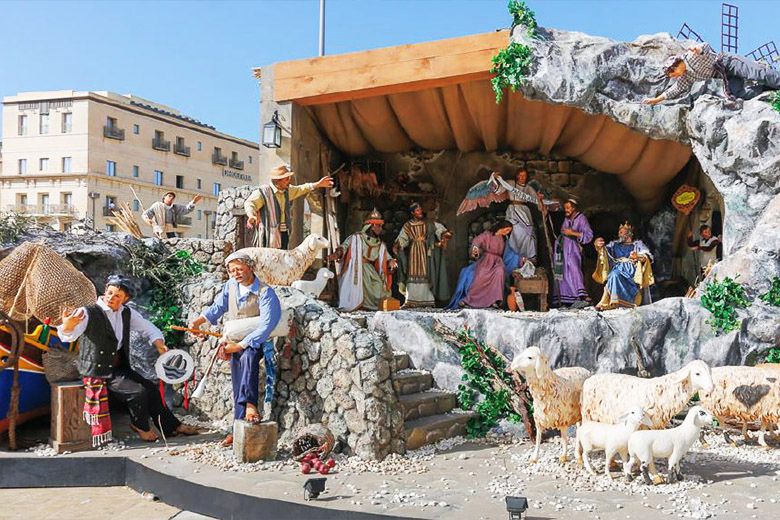 Betlehemi jászol Máltán, ünnepi karácsonyi díszítéssel