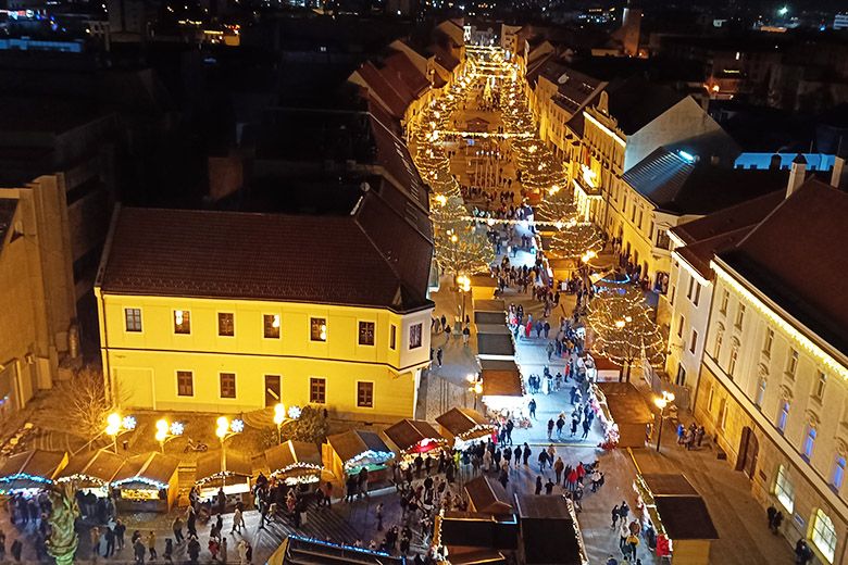 A nagyszombati karácsonyi vásár látképe a várostorony erkélyéről 2025-ben