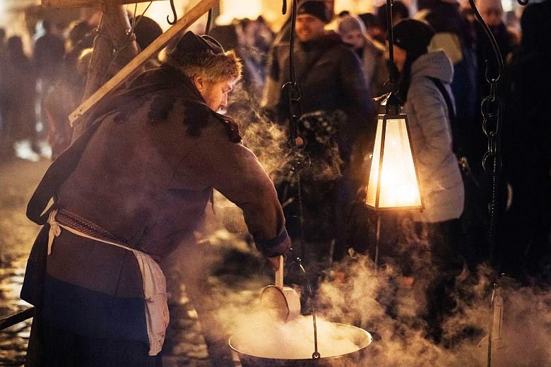 Korhű ruhába öltözött szakács a nagyszombati középkori adventi vásáron